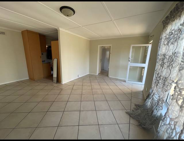 2 BEDROOM FLAT RENTED IN HILLDENE